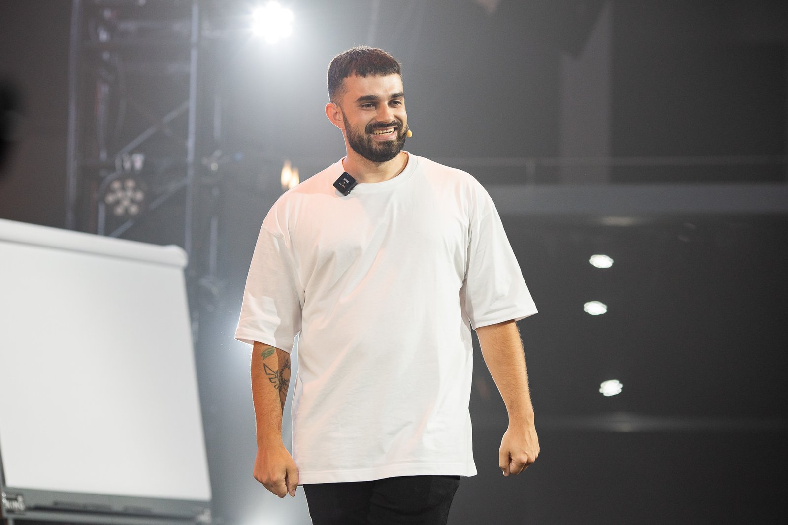 La mentira del nómada digital: lo que nadie te cuenta antes de lanzarte (2026) Fabio Serna trabajando con portátil