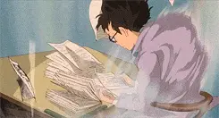 GIF animado de un estudiante agobiado rodeado de libros, representando el esfuerzo intenso de la universidad.