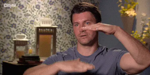 Closer de Ventas en 2025: la verdad sobre el sueldo, el futuro y cómo empezar Gif de hombre mostrando con las manos dos niveles distintos, usado para ilustrar la comparación entre closer de low ticket y high ticket