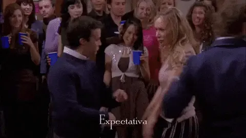 MonetizaTube Opiniones 2025: lo bueno, lo malo y si vale la pena el curso Gif con la palabra expectativa, usado para ilustrar la diferencia entre las promesas de cursos vacíos y la realidad del trabajo monetizando con el curso de monetizatube