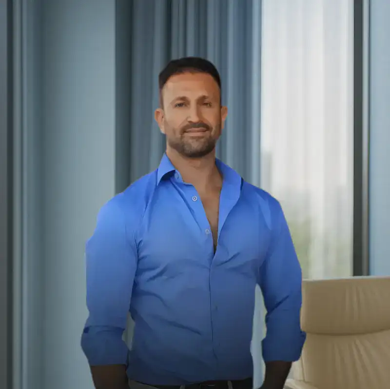 Joel Elster, fundador de Nomadic Closer Academy, posando con camisa azul