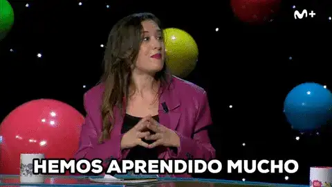 Meme divertido con una mujer diciendo 'Hemos aprendido mucho', usado para ilustrar las opiniones sobre Nomadic Closer Academy