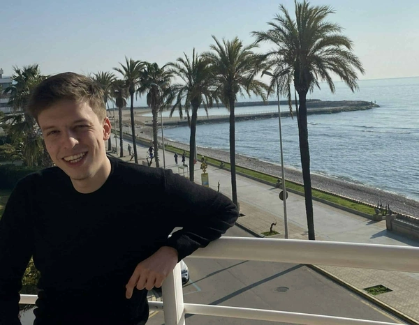 Adrián Sáenz y la nueva generación que gana dinero… pensando Adrián Sáenz sonriendo porque le va bien en su negocio digital