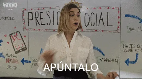 Escena de Prime Video Comedy con una mujer señalando y la palabra ‘Apúntalo’ escrita en pantalla, en una pizarra con el texto Presión Social.