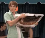 Joven mostrando una pizza en forma de corazón, simbolizando crear contenido con cariño y autenticidad.