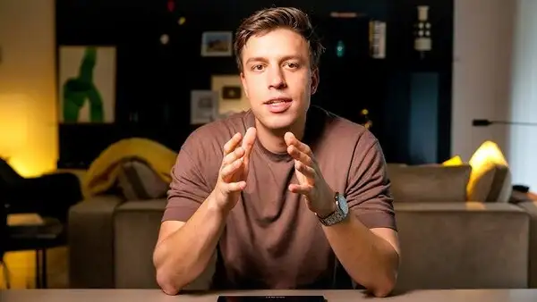 Adrián Sáenz y la nueva generación que gana dinero… pensando Adrián Sáenz compartiendo estrategias de automatización y finanzas digitales en su canal de YouTube donde se muestran adrián sáenz opiniones