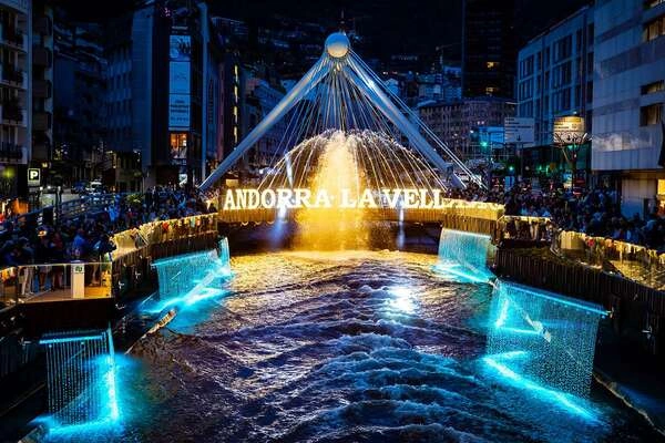 Vista del puente de Andorra al anochecer.