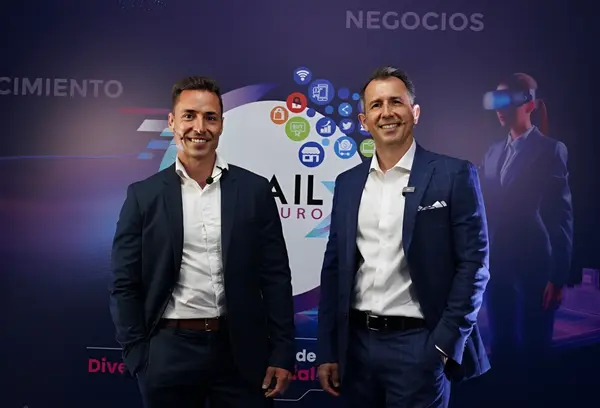 Closer de Ventas de Alfonso y Christian: opiniones reales tras analizar el curso Dos formadores del programa Closer de Ventas en un evento profesional de negocios y ventas