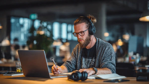 La mentira del nómada digital: lo que nadie te cuenta antes de lanzarte (2026) Hombre trabajando en la oficina como nómada digital