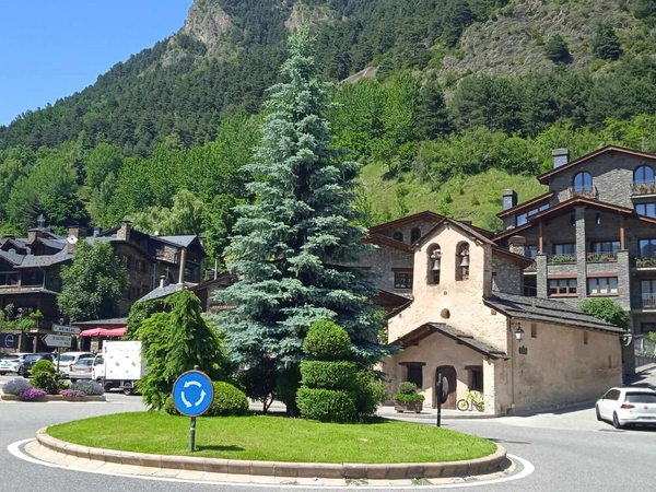Vista de La Massana entre montañas