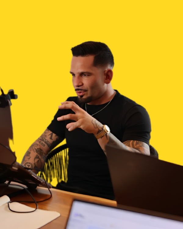 Adri Kastel explicando su metodología de negocio digital, creador del entrenamiento Cimientos