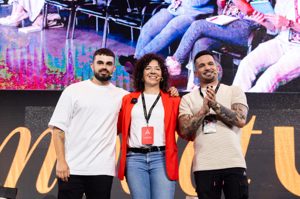 Cimientos, de Adri Kastel: lo vi tantas veces que tuve que pararme a entenderlo Adri Kastel junto a Fabio Serna en un evento de marketing digital, ambos vinculados a proyectos de formación online