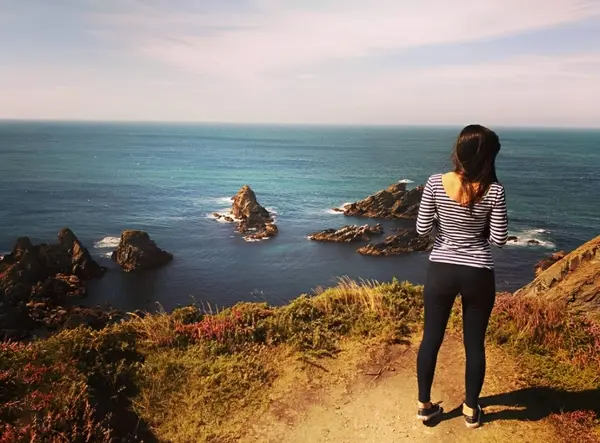 Quien soy Ana Pérez mirando al horizonte en Cádiz al inicio de Formarsemola