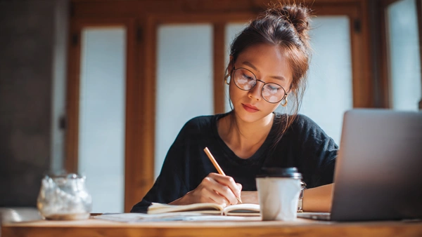 Cimientos, de Adri Kastel: lo vi tantas veces que tuve que pararme a entenderlo Persona reflexionando y escribiendo objetivos antes de elegir una formación online