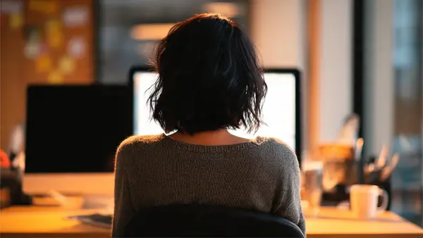 Emprendedora valorando si usar automatización en Instagram para captar leads