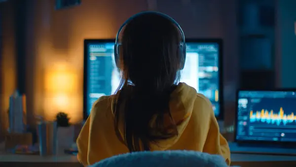 Ana descubriendo el marketing de afiliados mientras ve un vídeo de YouTube sobre negocios online