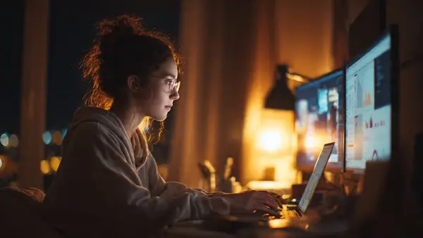 persona trabajando como partner digital analizando datos y marketing online desde su ordenador